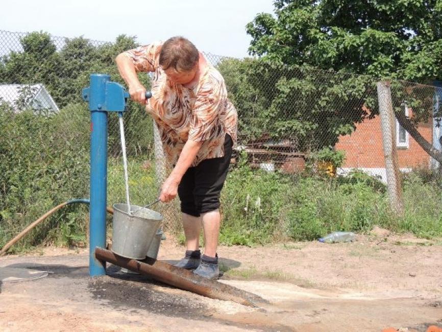 Вода сельская 10. Колонка воды в деревне. Деревенская колонка для воды. Водоснабжение в деревне. Колонка с водой на улице.