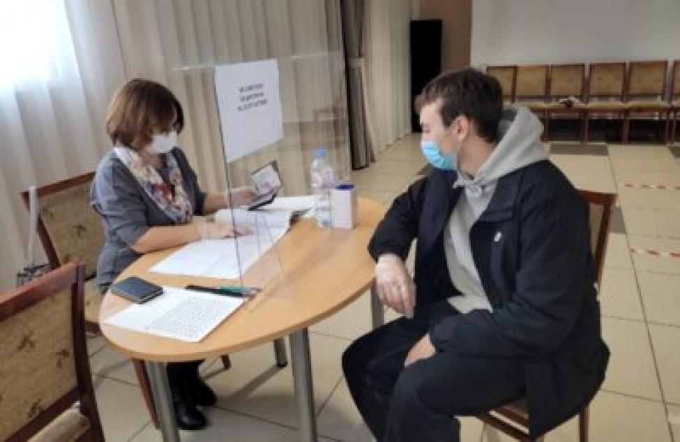Голосуют и ставят прививки от ковида на избирательных участках в Новосибирской области