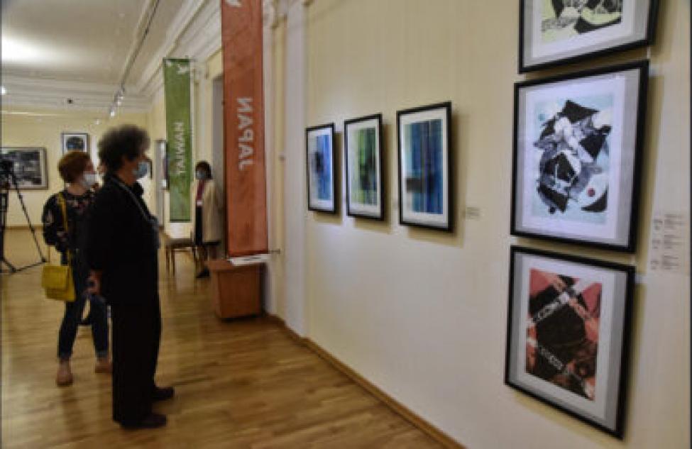 Более 300 художников со всего мира представили уникальную графику в Новосибирской области