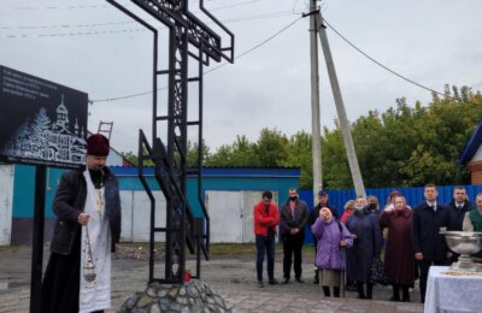 Место благодати Божией: поклонный крест освятили в Болотном
