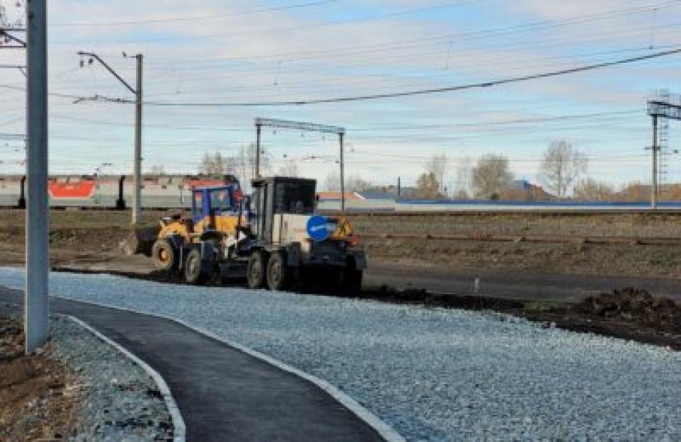 Дорогу ремонтируют по госпрограмме в райцентре Новосибирской области и строят парк