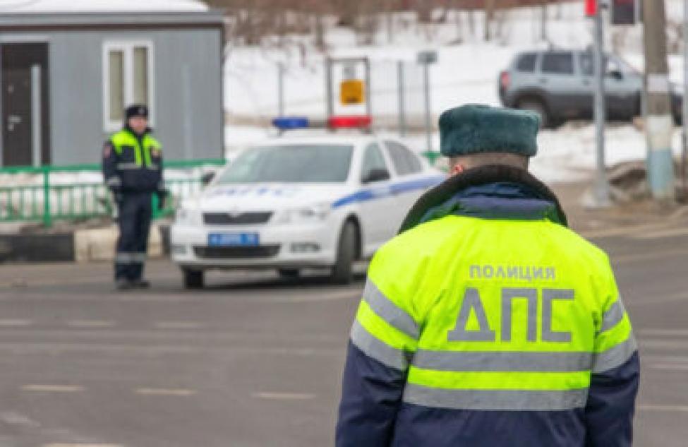 Инспекторы ДПС проверяют водителей на трезвость в Болотном
