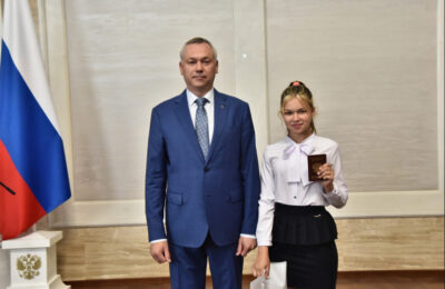 Губернатор Андрей Травников в преддверии Дня России вручил паспорта юным новосибирцам