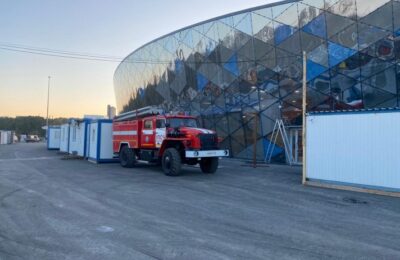 На строящейся ледовой арене Новосибирска начали дежурить сотрудники МЧС