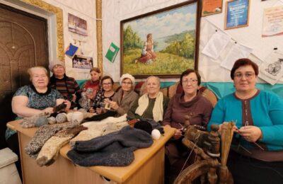 Носки для бойцов вяжут жительницы Болотнинского района