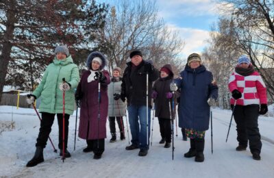 Болотнинские пенсионеры меняют жизнь с помощью скандинавской ходьбы