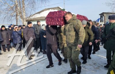 С погибшим в зоне СВО Максимом Березовским простились в Болотном