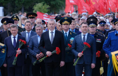 Андрей Травников возложил цветы к Вечному огню в День памяти и скорби: фото