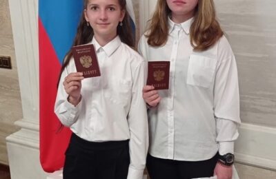 Губернатор Андрей Травников вручил паспорта школьницам из Болотнинского района