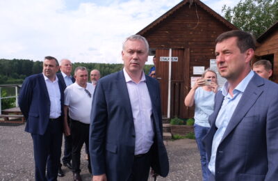 Губернатор Андрей Травников оценил проект благоустройства набережной в Болотном
