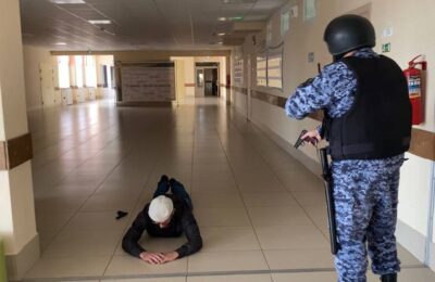 Террорист «захватил» школу в Болотном