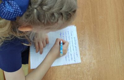 В Болотном школьники продолжают писать письма бойцам СВО