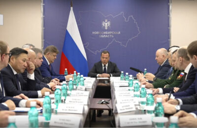Дмитрий Медведев в Новосибирске назвал число принятых в армию контрактников