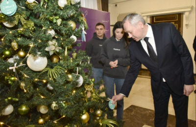 Губернатор Андрей Травников исполнит новогодние мечты трех детей