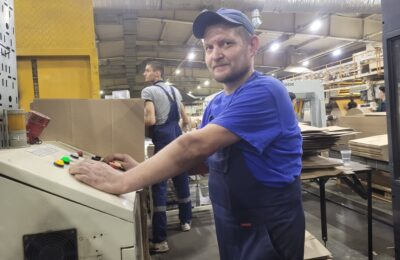 Работник гофротарного завода Артём Загумённый занесен на Доску почета