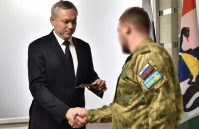 Андрей Травников вручил удостоверения ветеранов боевых действий бойцам ЧВК