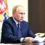 Путин поручил проиндексировать в январе страховые и военные пенсии на 9,5%