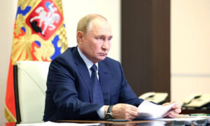 Путин поручил проиндексировать в январе страховые и военные пенсии на 9,5%
