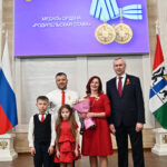 В преддверии Дня Победы губернатор вручил сибирякам высокие награды