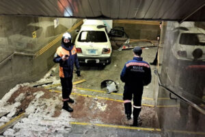 Водитель протаранил двери метро в Новосибирске и скрылся