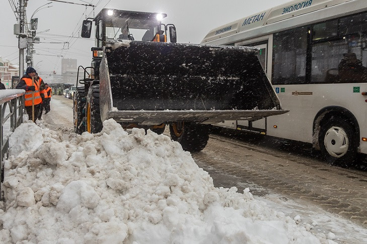 В Новосибирской области продолжается борьба с гололедицей