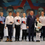 В Новосибирской области дети-герои получили медали за спасение людей