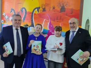 Депутаты Заксобрания вручили книги маленьким пациентам в Болотнинском районе
