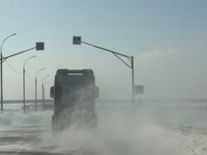 На трассе под Новосибирском ввели экстренный запрет для фур и автобусов из-за бурана
