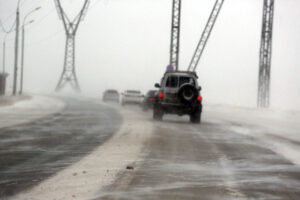 Метель вынудила закрыть трассу для грузовиков и автобусов в Новосибирской области