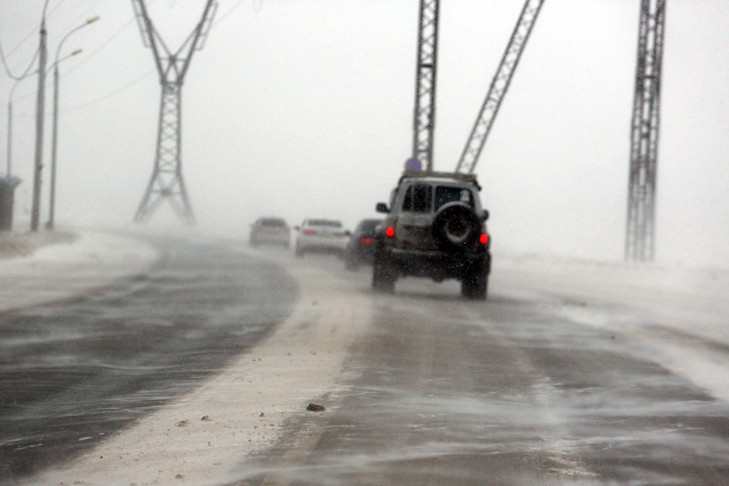 Метель вынудила закрыть трассу для грузовиков и автобусов в Новосибирской области
