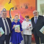 В Новосибирской области депутаты вручили пациентам книги проекта «Книга для Тёмы. История Алёны»