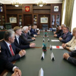 Первый заместитель губернатора Юрий Петухов провёл встречу с участниками международного фестиваля «Струны Сибири»