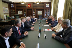 Первый заместитель губернатора Юрий Петухов провёл встречу с участниками международного фестиваля «Струны Сибири»