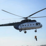 Новосибирские десантники-пожарные тренировались спускаться с вертолета Ми-8ви рамках подготовки к пожароопасному сезону