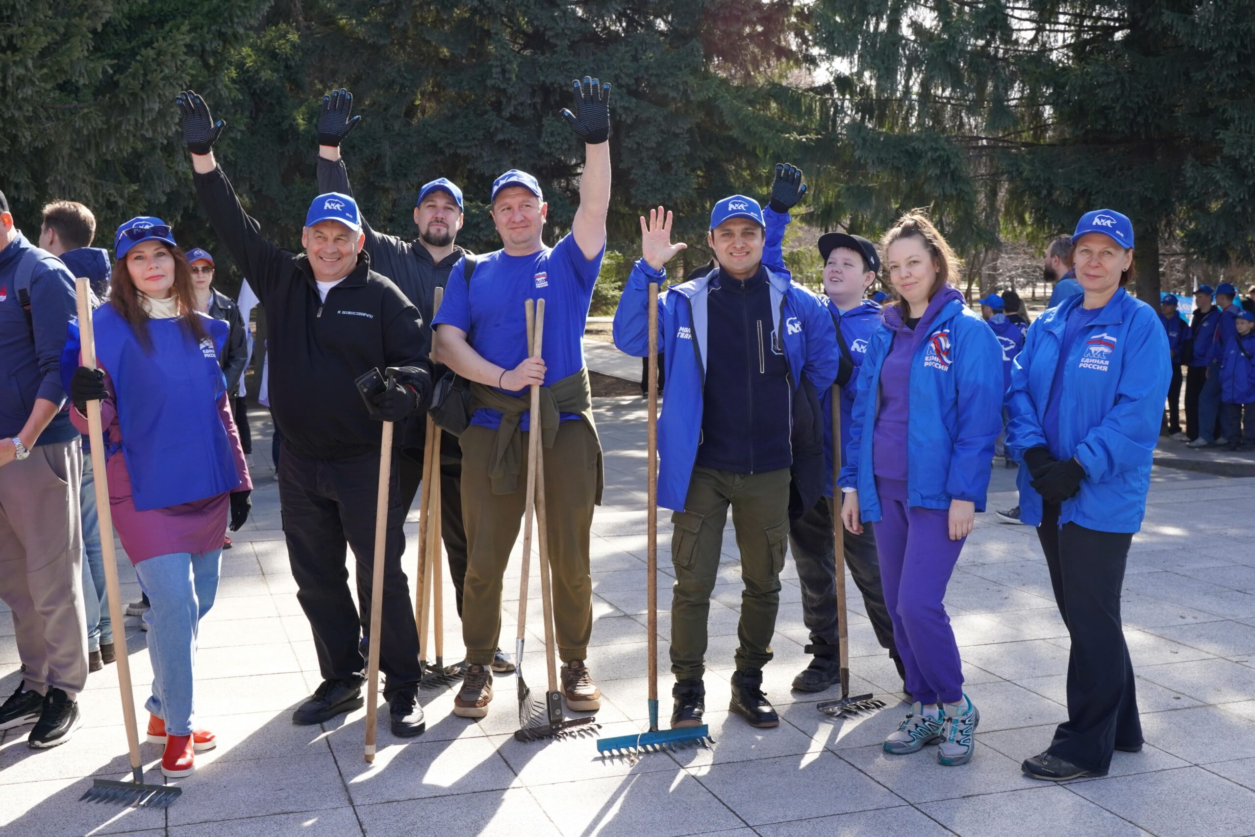 «Единая Россия» в Новосибирской области организовала субботник на Монументе Славы
