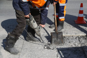 Андрей Травников потребовал ужесточить контроль качества дорожных работ