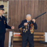 В Новосибирске ветеран Великой Отечественной войны передал свои ружья участникам СВО