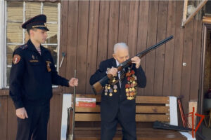 В Новосибирске ветеран Великой Отечественной войны передал свои ружья участникам СВО