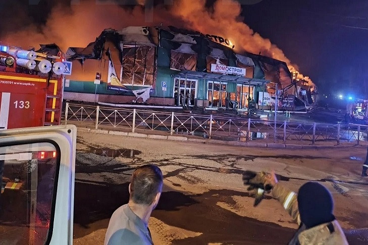 В Искитиме пожарные ликвидировали возгорание в ТЦ «Апельсин»