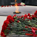 В День памяти и скорби Андрей Травников вместе с жителями Новосибирска возложил цветы к Вечному огню на Монументе Славы