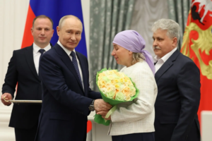 Президент России Владимир Путин лично вручил награду семье Дерягиных из Новосибирска
