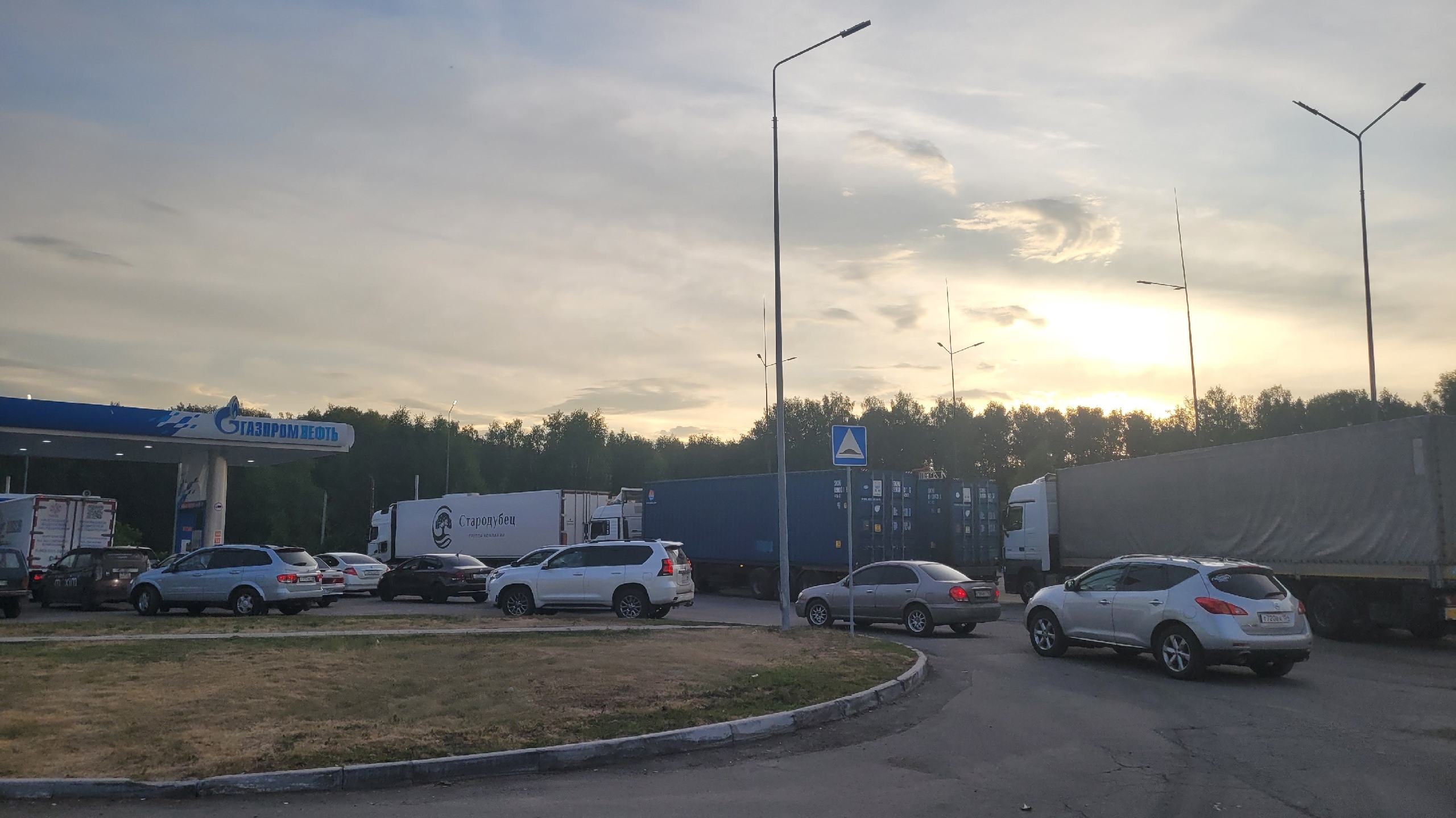 Скорые и трактора заправляются ночью в Новосибирской области