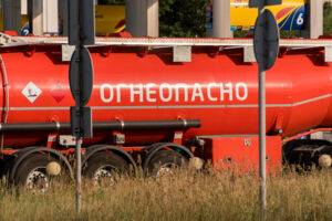 Зарплату 320 тысяч рублей готовы платить водителям бензовозов в Новосибирске